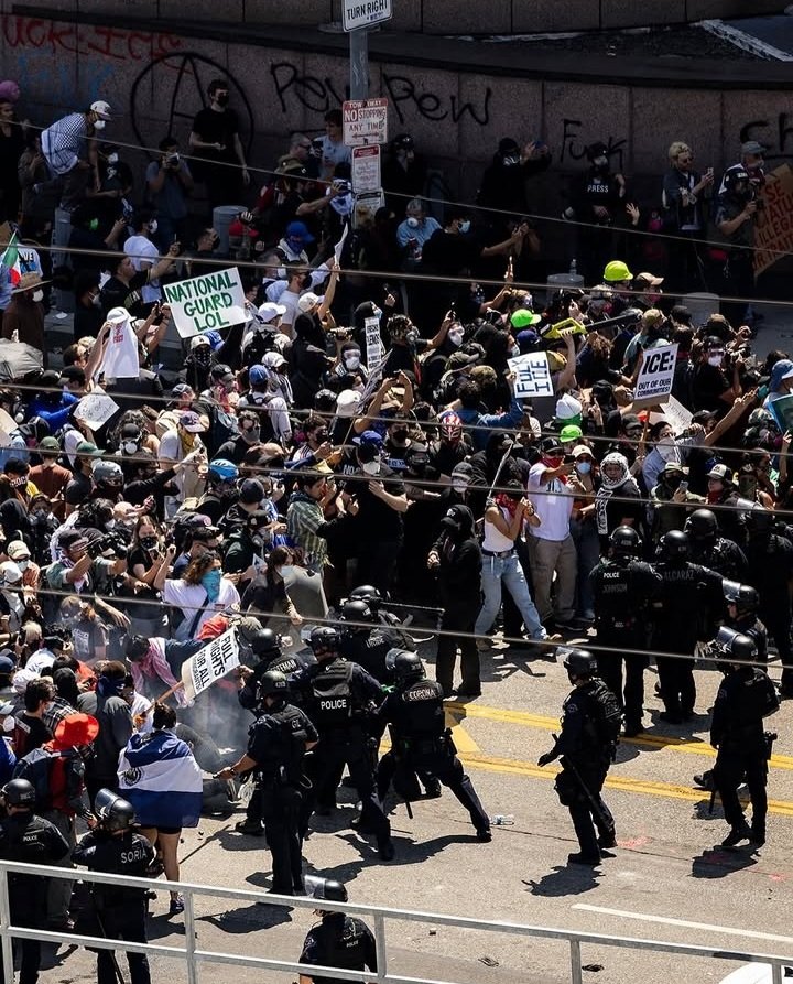 thspectraltiger's tweet photo. Está bien pendejo cómo emplean las narrativas de que las marchas se tornaron violentas, pero jamás que las condiciones sistemáticas y estructurales que antecedieron a éstas ya eran hiper violentas. (Fotografías tomadas de COMPLEX) https://t.co/3y7PE2v8Bf