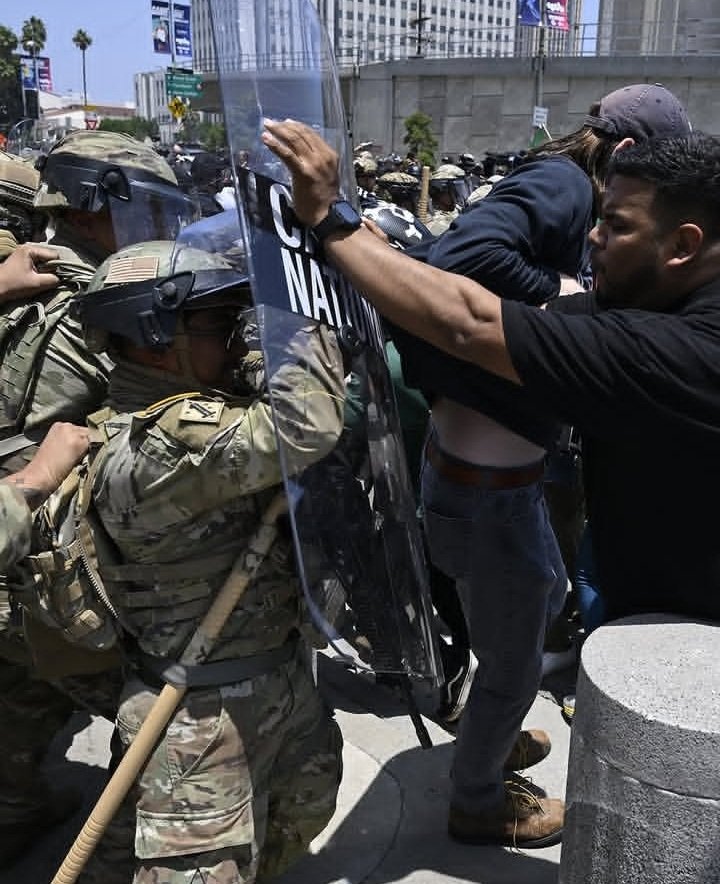thspectraltiger's tweet photo. Está bien pendejo cómo emplean las narrativas de que las marchas se tornaron violentas, pero jamás que las condiciones sistemáticas y estructurales que antecedieron a éstas ya eran hiper violentas. (Fotografías tomadas de COMPLEX) https://t.co/3y7PE2v8Bf