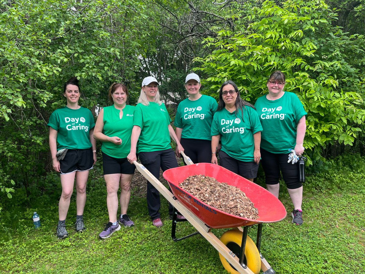 PthwysKingston's tweet photo. We’re so grateful to welcome 6 amazing @FACSFLA volunteers for @unitedwaykfla’s Day of Caring! 🌱🧤
They rolled up their sleeves to help revitalize our green space—and we couldn’t be more thankful. 💚
#DayOfCaring #ThankYou #CommunitySupport #KCHC #PathwaysToEducation https://t.co/7VVjkQ7BHq