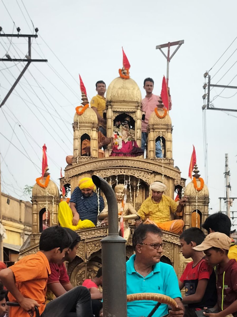 Rathayatra at Ukhra in Paschim Barddhaman district of West Bengal is famous. The brass chariot is drawn by a tractor. To know more about this rathayatra click at the link kinjalbose.com/2025/06/08/rat…