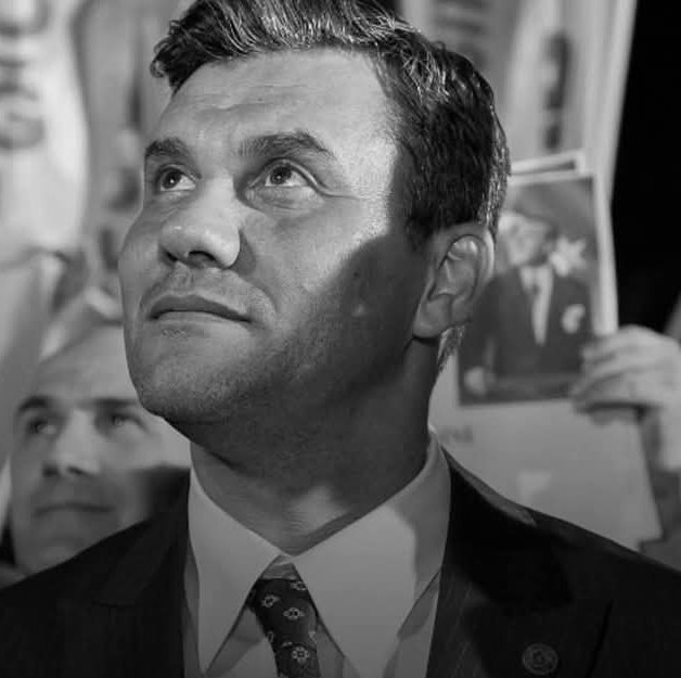 Dünya bir hiç, 
Dünyada ne varsa hepsi hiç.
Ey gönül, bir hiç uğruna kendini yorma.
Bilir misin, insan ölünce geriye ne kalır?
Sevgi ve muhabbet. 
Gerisi gerçekten hiç.

Çok Üzüldüm Ailesine,Sevenlerine,Manisa Halkına Sabır diliyorum 
Allah Rahmet Eylesin 🤲

#FerdiZeyrek