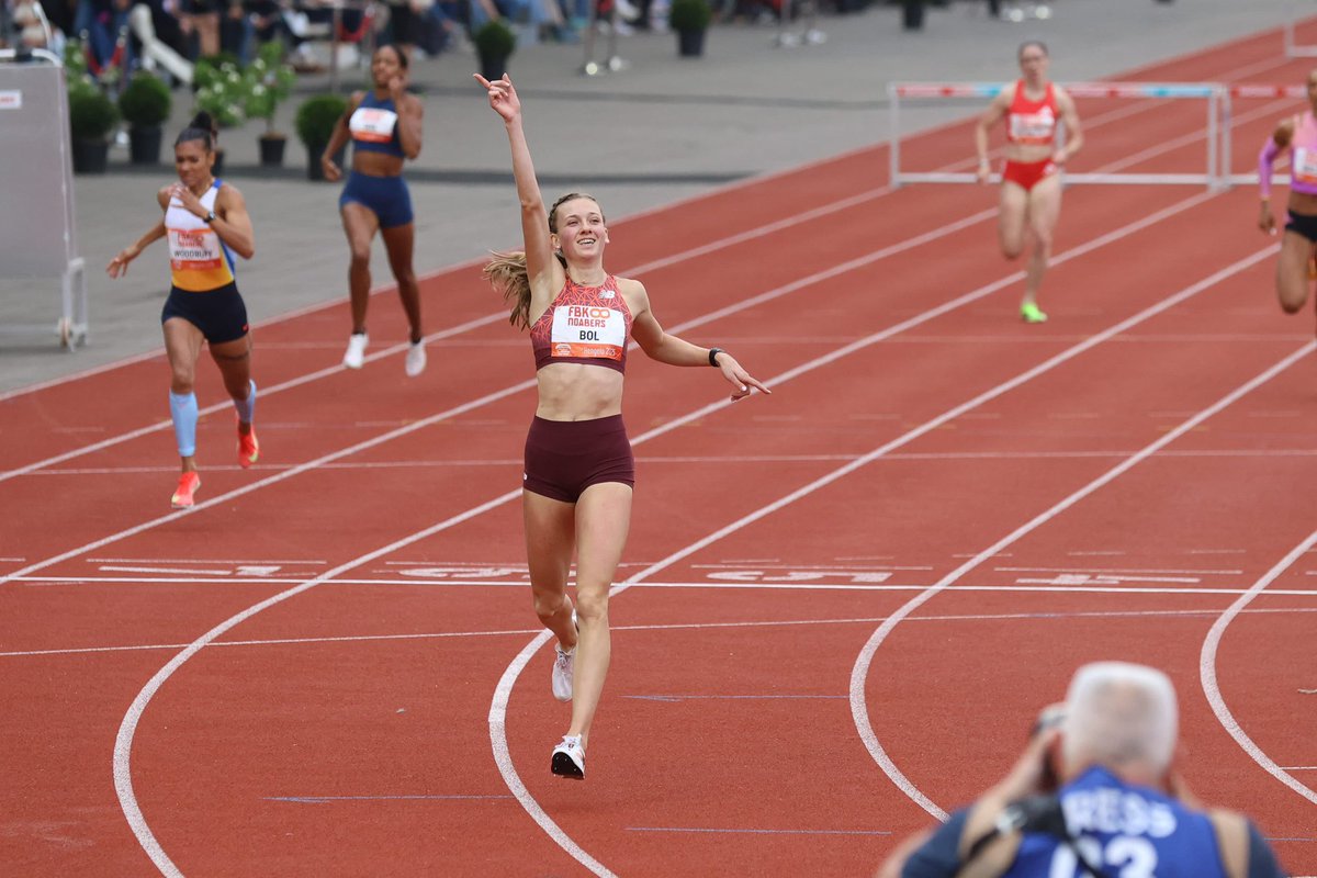 Femke Bol wint ‘uiteraard’ alweer haar 400 meter horden. Ze finisht ruim voor de nummer twee in 52.51. Haar vijfde achtereenvolgende jaar met winst en dit jaar mét meeting record!