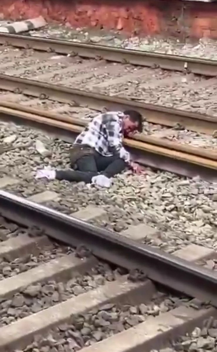 This is so deeply disturbing..

Face of New India, where human life has no value ,,,where Negligence &amp; systemic failures continue to claim innocent lives.

#MumbaiTrainAccident