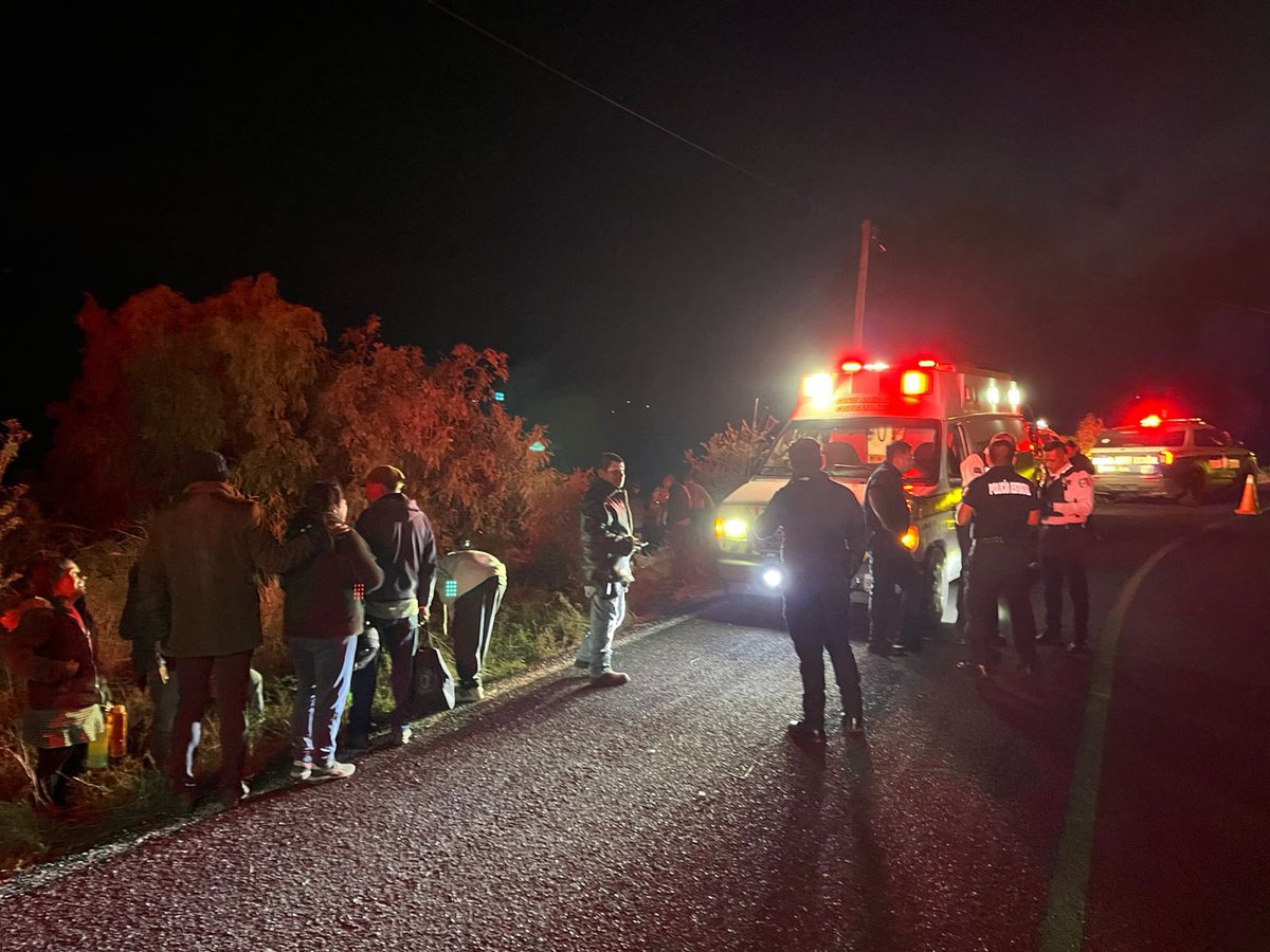 Fallecen dos en volcadura en #Coxcatlán 

Nueve personas resultaron lesionadas y dos más fallecieron tras volcarse una camioneta tipo estaquitas en la carretera #Zoquitlan-#Coxcatlán, eran comerciantes originarios de Tecoltepec.