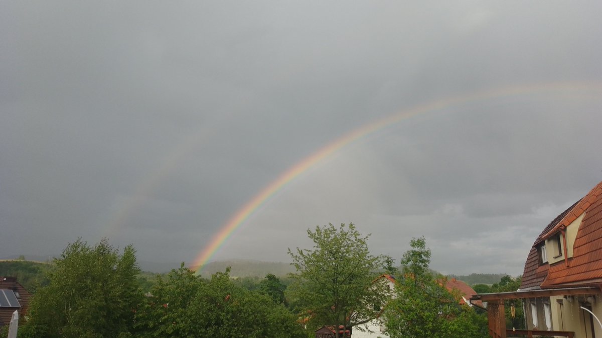 MeteoSynop's tweet image. Tęcza sprzed dosłownie 20 minut.

Nowa Ruda, 19:00:
☁️⩾7/8 - Cb i tow. (⩾7/8) (Cʟ = 9, Cᴍ = /, Cʜ = /)
temperatura: 13,4°C
temperatura punktu rosy: 9,1°C
wiatr 160° (SSE) o prędkości 2 m/s
widzialność: 35 km
ciśnienie względne: 1024,2 hPa⬆️(+0,6 hPa/3h)

@MeteoprognozaPL