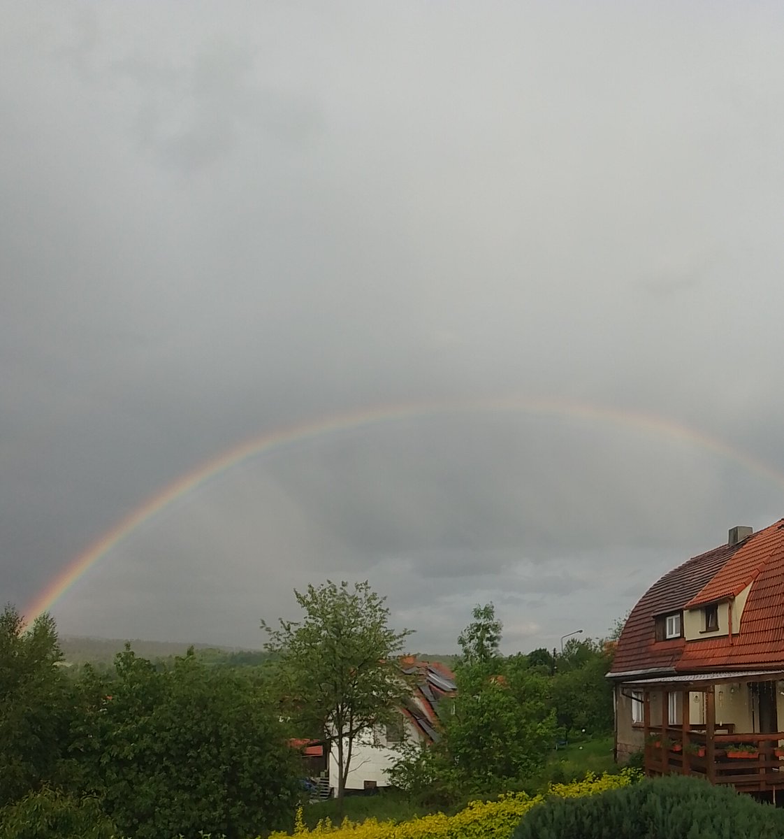 MeteoSynop's tweet image. Tęcza sprzed dosłownie 20 minut.

Nowa Ruda, 19:00:
☁️⩾7/8 - Cb i tow. (⩾7/8) (Cʟ = 9, Cᴍ = /, Cʜ = /)
temperatura: 13,4°C
temperatura punktu rosy: 9,1°C
wiatr 160° (SSE) o prędkości 2 m/s
widzialność: 35 km
ciśnienie względne: 1024,2 hPa⬆️(+0,6 hPa/3h)

@MeteoprognozaPL