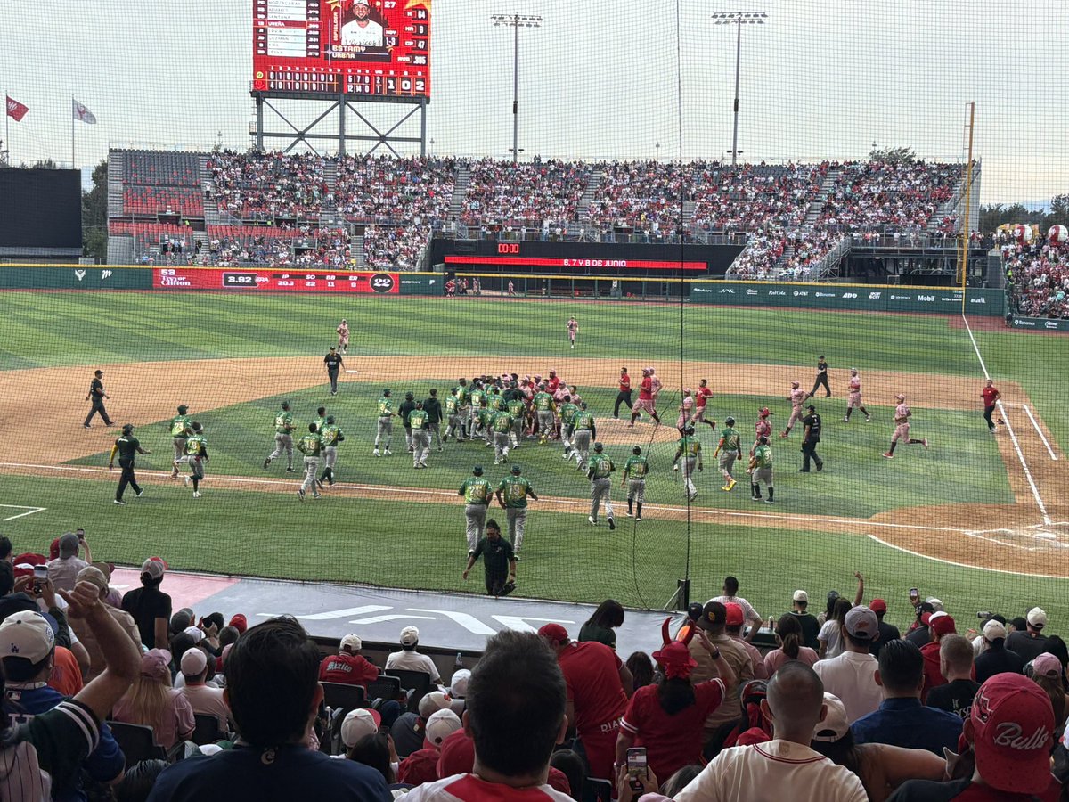alexvazquez38's tweet image. Sólo hubo un salto de rejas el
Sábado, y fue solo discusión verbal, que no mal informe el individuo que está detrás del vidrio  #PoderosoEnLlamas