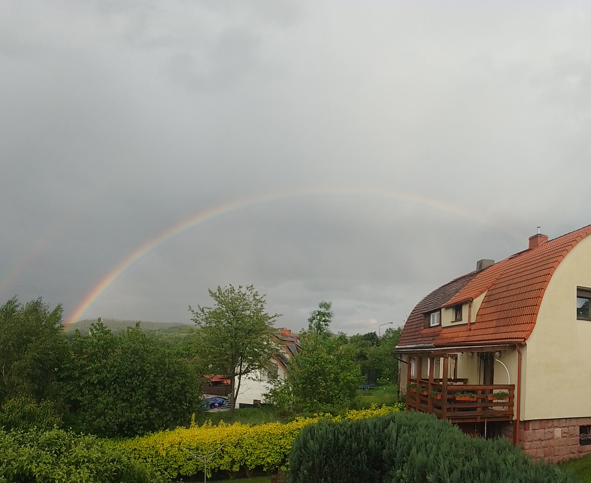 MeteoSynop's tweet image. Tęcza sprzed dosłownie 20 minut.

Nowa Ruda, 19:00:
☁️⩾7/8 - Cb i tow. (⩾7/8) (Cʟ = 9, Cᴍ = /, Cʜ = /)
temperatura: 13,4°C
temperatura punktu rosy: 9,1°C
wiatr 160° (SSE) o prędkości 2 m/s
widzialność: 35 km
ciśnienie względne: 1024,2 hPa⬆️(+0,6 hPa/3h)

@MeteoprognozaPL