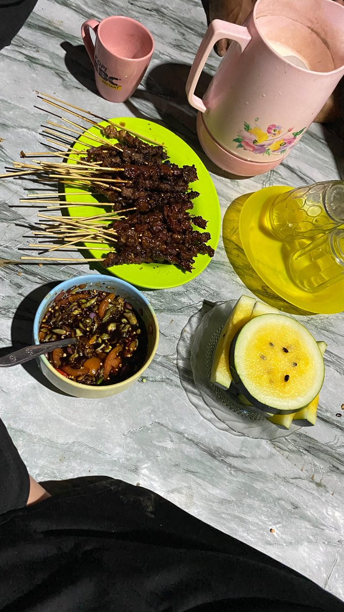 Ini pada sensi knp dahh?? Kaga kebagian daging kurban atau kebanyakan makan sate lu pada hah?? Makanya maka sate tuh disambi makan semangka biar kaga hipertensi lu pada. Nyateee dulu napa nyateee santeee ajaaa kaliii. 🤣🤣