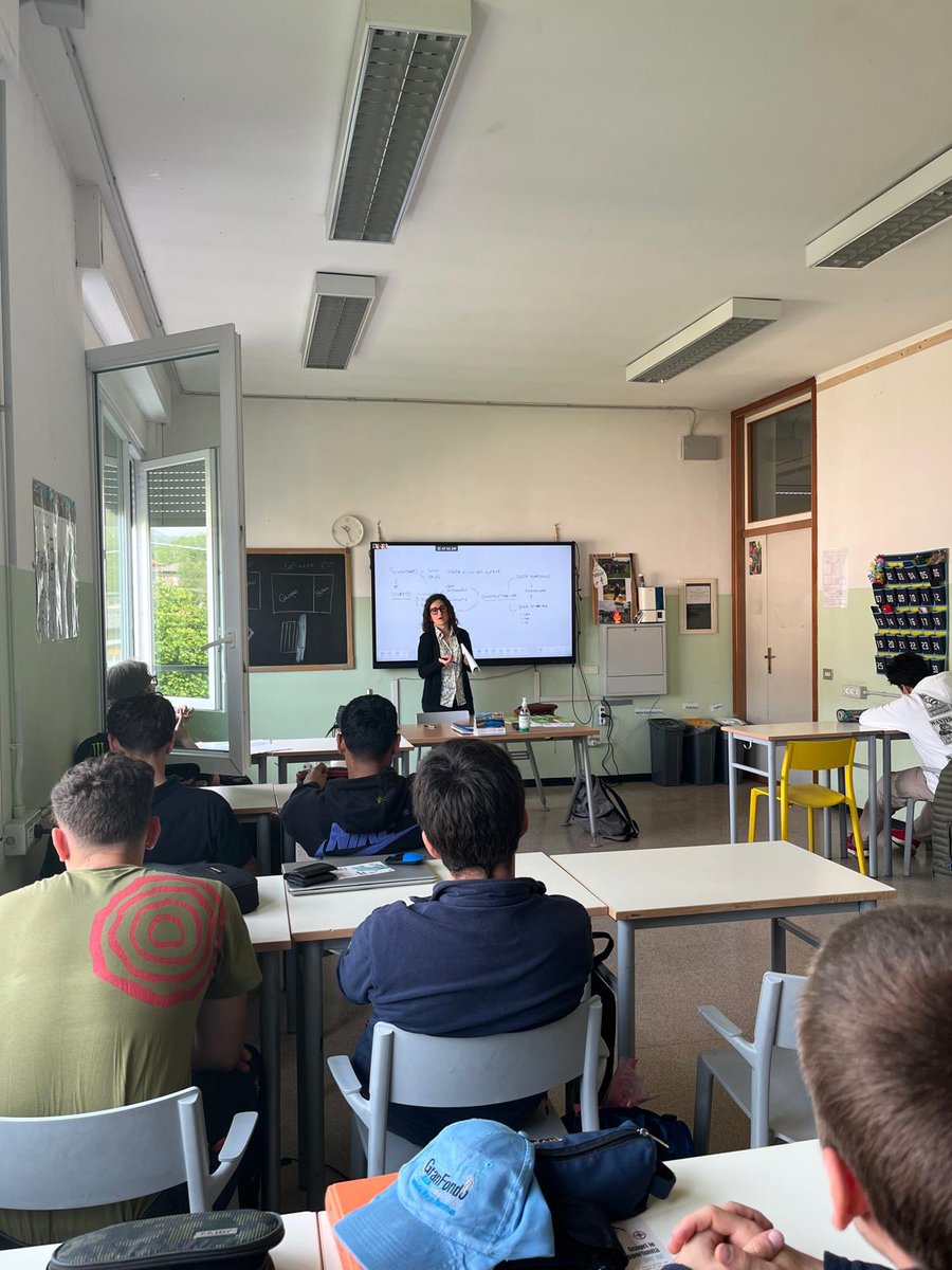 FaiLaghi's tweet photo. Anche quest'anno abbiamo avuto l'opportunità di dialogare con i ragazzi di 5a dell' Istituto Agro-Ambientale San Vincenzo di Albese con Cassano (CO).
Abbiamo parlato di #contratti, #sindacato, #rappresentanza, #contrattazione, #bustapaga, #ammortizzatorisociali, #lavoroagricolo👩‍🌾 https://t.co/z2dP0XAY5J