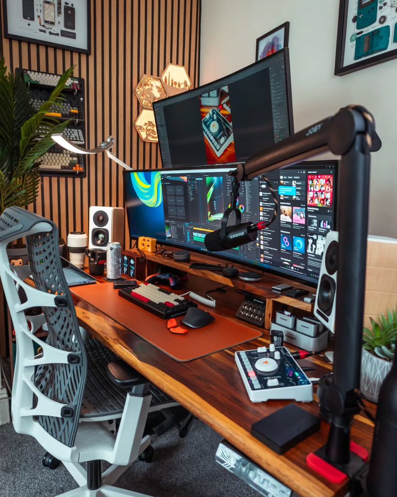 EchoCurtisowen's tweet photo. Teases of things I can’t show you! 🤫
Something cool landed in the office, but I’ve got to keep quiet for now 👀 Can’t wait to try it out
Hope your week’s going strong keep crushing it 💪
#TuesdayVibes #DeskSetup #WorkInProgress #Photographer #WfhLife #CreatorSetup #WorkspaceGoal https://t.co/E9qVxcgS89