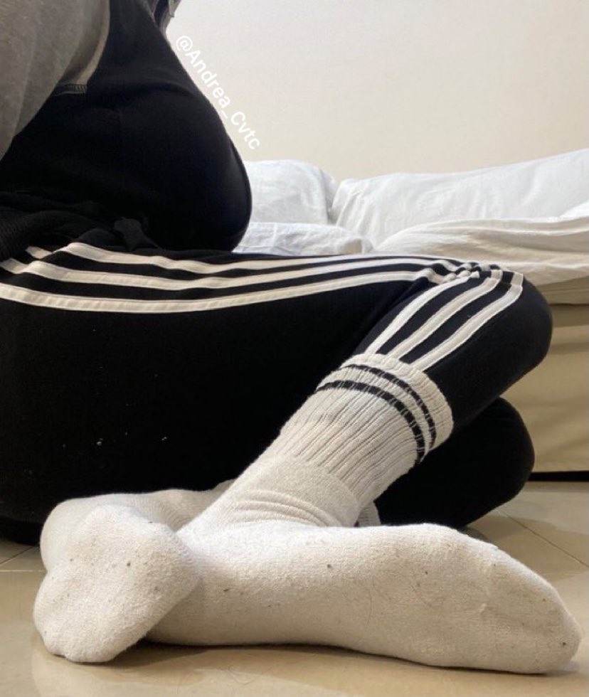 Get to sniffing my socks until you pass away from them! I am bored, entertain me! 😈
#giantess #feet