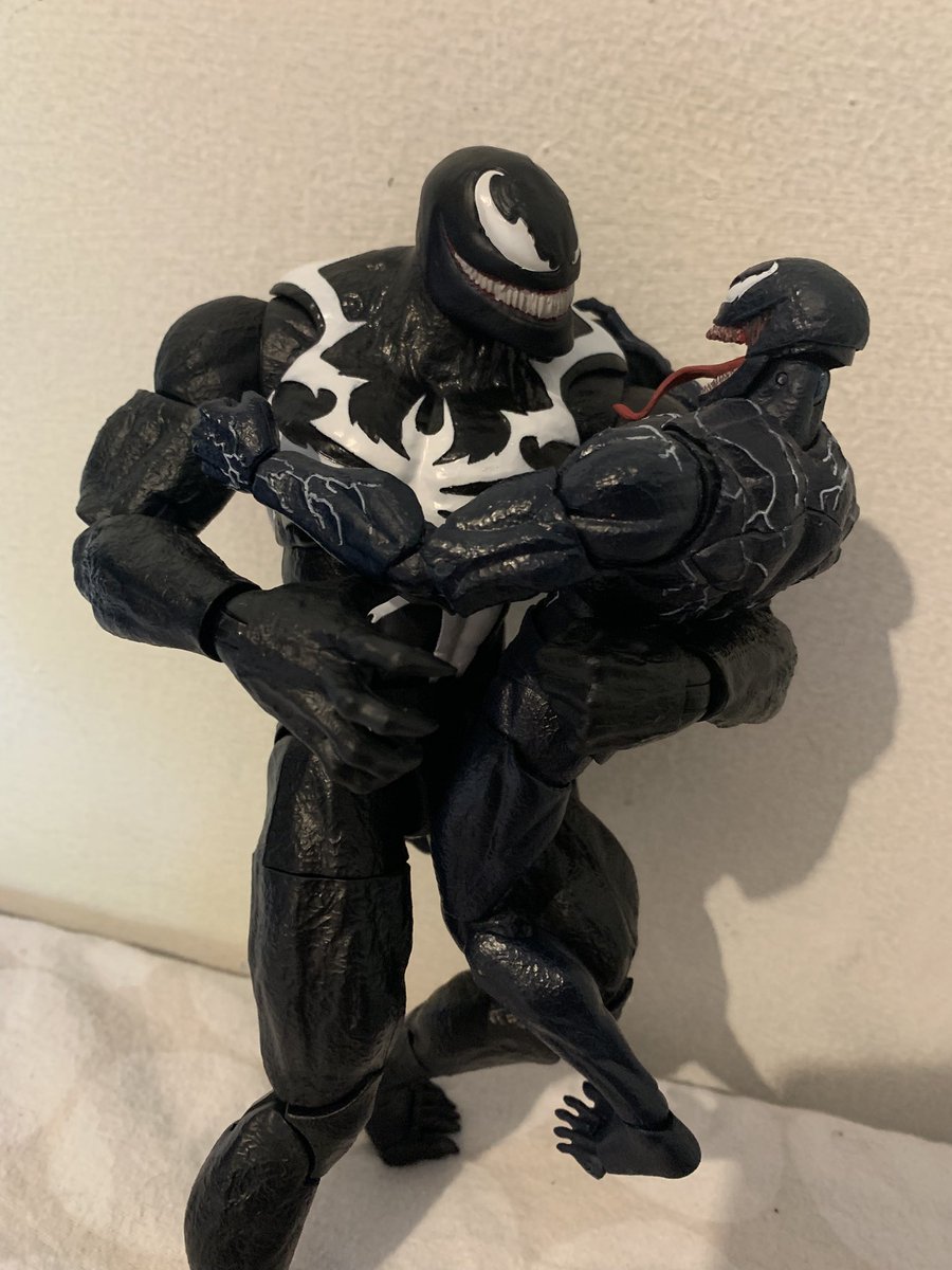 He can literally hold other figures, so I made him romantic~~