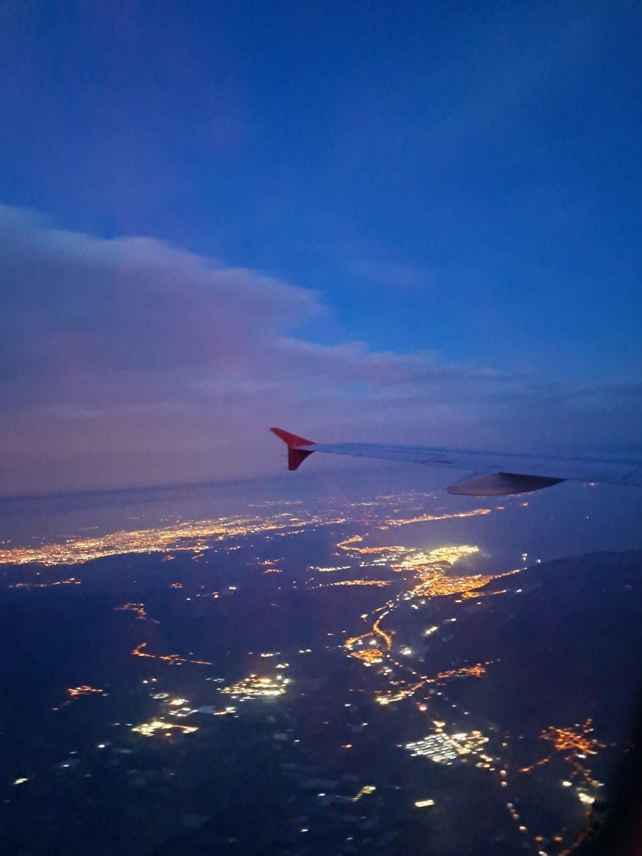 elif1197's tweet photo. Yol yol geri dönme diyor
Bu düzen bizi kandırıyor
Aklım geri dönme diyo ✈️🧳🏖 https://t.co/FdX0Aal4AB