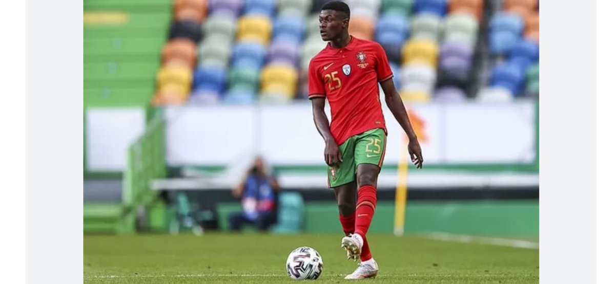 NUNO MENDES, portugués, lateral izquierdo ideal. En defensa tapa, acosa, presiona, entra, se anticipa… En ataque profundiza, define, finaliza, cuando llega sabe que la jugada empieza ahí… Un lateral izquierdo total y genial. Un escudo y una lanza.