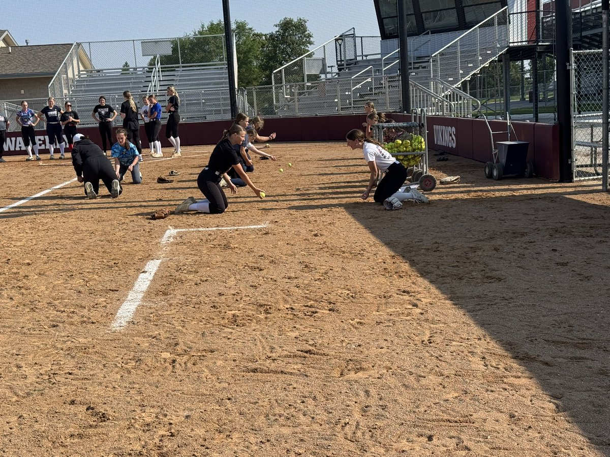 47 girls completed day 1 of camp  🥎 
 
Play Big ✔️

How we do anything is how we do everything ✔️

Trust and Accountability with open and honest communication ✔️