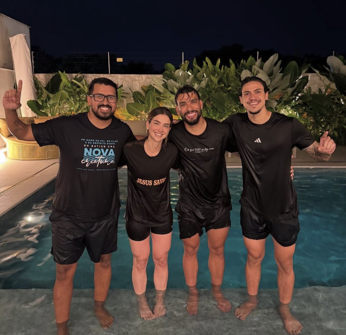 Lucas Paquetá tem batismo religioso com oração de Pedro, do Flamengo.

O batismo do jogador ocorreu ontem, em uma piscina residencial.

🗞 <a href="/quem/">Quem</a> 
📸 Reprodução