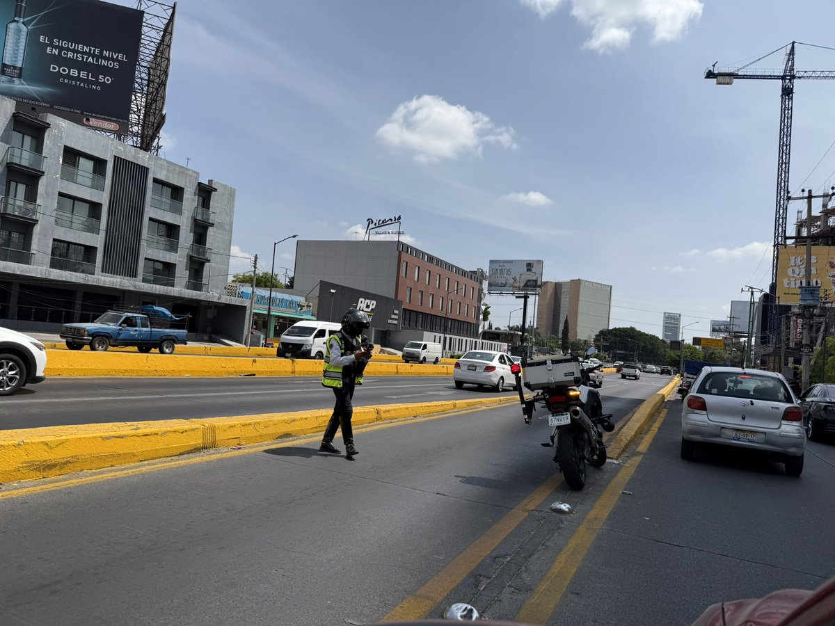 CharleeGlez's tweet photo. @Trafico_ZMG ya también hay operativo en López Mateos a las 11 de la mañana? Tienen cerrado argumentando que es para que fluyan los carriles centrales y la lateral que se colapse? https://t.co/eAm6vjgRw7