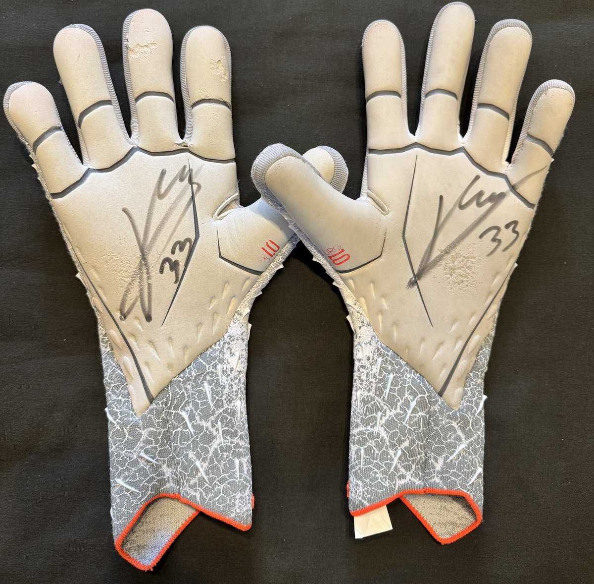 A huge thank you to <a href="/TobySteward12/">Toby Steward</a> for very kindly donating a pair of match worn gloves for me to auction off for the <a href="/as9foundation/">Adam Stansfield foundation</a> please reply or DM me with a bid, ends Sunday 8pm. #Townteamtogether #Pompey