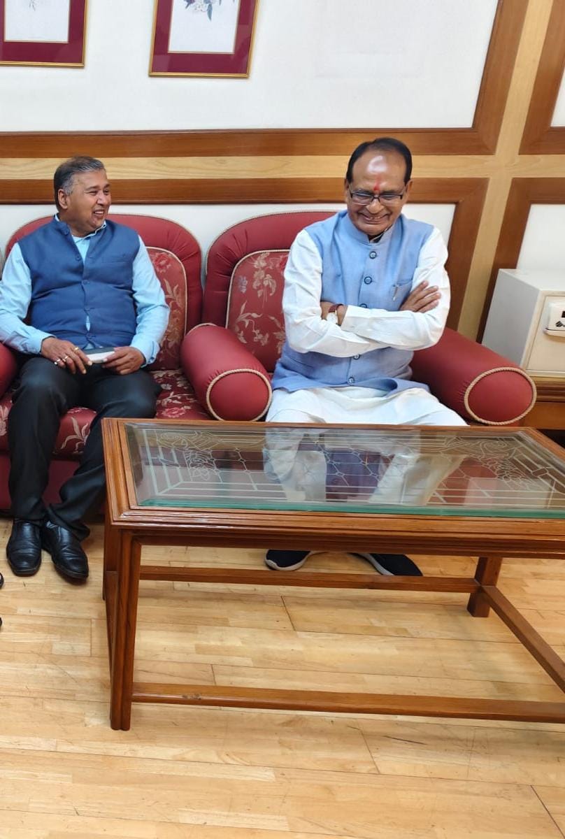 Prakash Mandoth (@mandothprakash) on Twitter photo Met <a href="/ChouhanShivraj/">Shivraj Singh Chouhan</a> Ji During His Visit To Bengaluru To Address A Seminar On ONE NATION ONE ELECTION At Hotel Capitol. Appreciated Good Work & Iniatives Taken By Ministry Of Agriculture In His Leadership.
#ONOE
#Bengaluru
#PrakashMandoth
#OneNationOneElection Met <a href="/ChouhanShivraj/">Shivraj Singh Chouhan</a> Ji During His Visit To Bengaluru To Address A Seminar On ONE NATION ONE ELECTION At Hotel Capitol. Appreciated Good Work & Iniatives Taken By Ministry Of Agriculture In His Leadership.
#ONOE
#Bengaluru
#PrakashMandoth
#OneNationOneElection