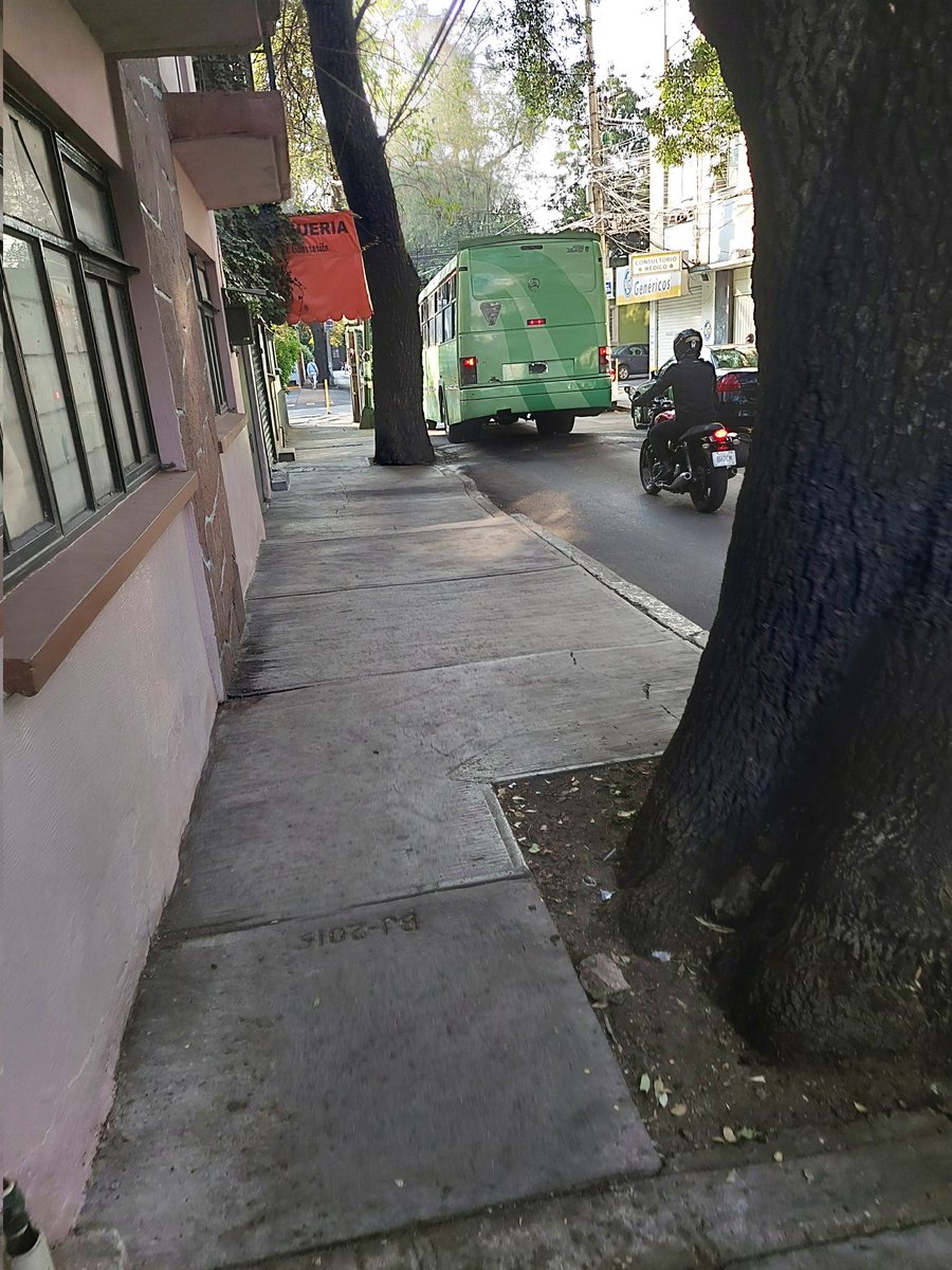 Nuevos postes en Miguel Ángel y Murillo, piso terriblemente pintado. Nadie pensó en el paso de vehículos de emergencia, camiones de basura o mudanzas. 
Intento inútil de controlar el transito de camiones de la ruta 57
<a href="/AccionesBJ/">Acciones BJ</a> <a href="/LuisMendozaBJ/">Luis Mendoza Acevedo</a> <a href="/En_laDelValle/">En la Del Valle</a> <a href="/InMixcoac/">Inmixcoac</a>