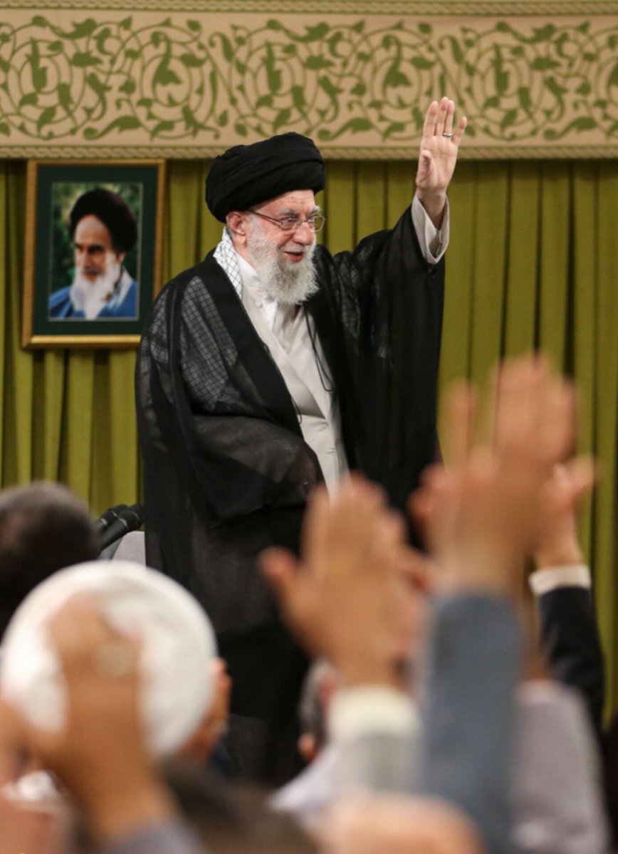 غدیر یعنی...
 روزی که دست علی علیه السلام بالا رفت،
اما دل تاریخ پایین ماند...
ما ماندیم تا این بار، دست علی زمانه مان را بالا نگه داریم.
#لبیک_یا_خامنه_ای
#عید_علوی
