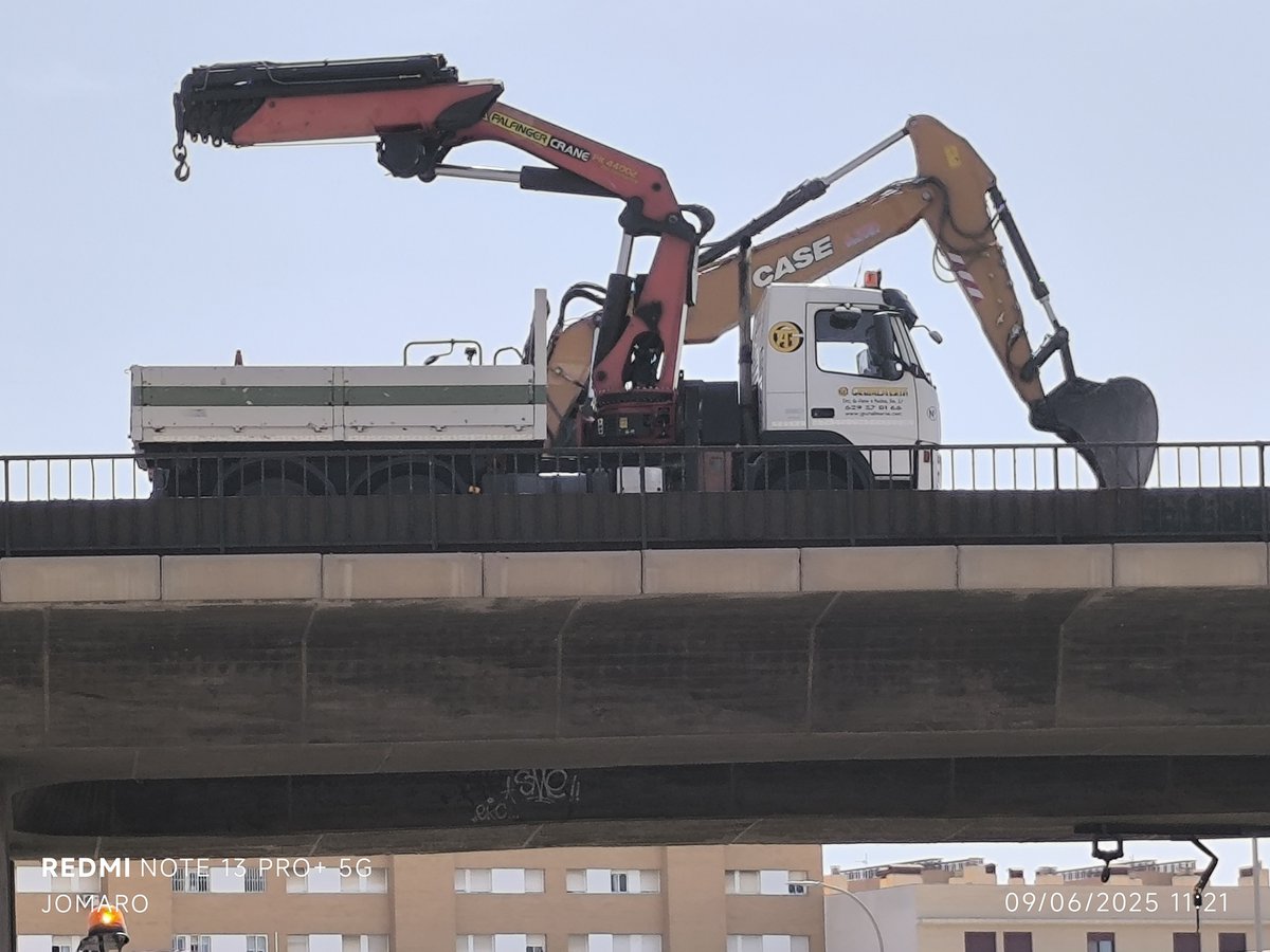 JOSÉ M ROMÁN (@jmromangarcia) on Twitter photo #Almería, detalles: #LAV, #soterramiento, comienza el desmontaje del puente, día 2. Av. Mediterráneo. Se han iniciado los trabajos: eliminar el sistema y tendido eléctrico y levantar el asfalto, entre otras labores. Hasta marzo de 2026 continuarán las tareas <a href="/aytoalm/">Ayuntamiento de Almería</a> <a href="/Adif_es/">Adif</a> #Almería, detalles: #LAV, #soterramiento, comienza el desmontaje del puente, día 2. Av. Mediterráneo. Se han iniciado los trabajos: eliminar el sistema y tendido eléctrico y levantar el asfalto, entre otras labores. Hasta marzo de 2026 continuarán las tareas <a href="/aytoalm/">Ayuntamiento de Almería</a> <a href="/Adif_es/">Adif</a>