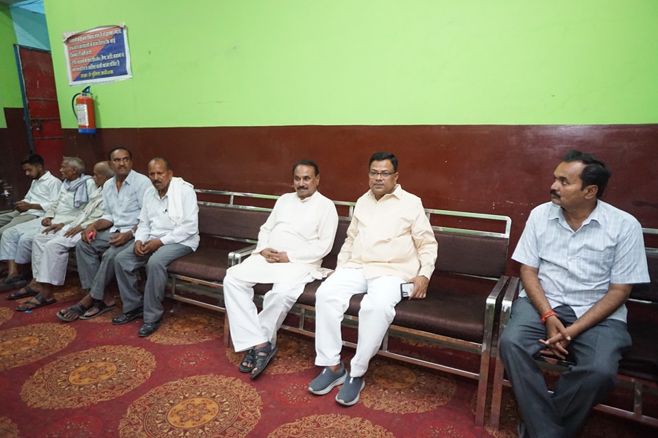 आज लोकसभा क्षेत्र जालौन की माधौगढ़ विधानसभा के  अंतर्गत कोंच नगर निवासी श्री आनंद कुमार राठौर जी की पूज्यनीय माता जी की ग्यारहवीं भोज में सम्मिलित होकर विनम्र श्रद्धांजलि अर्पित कर अपनी संवेदनाएं व्यक्त की।