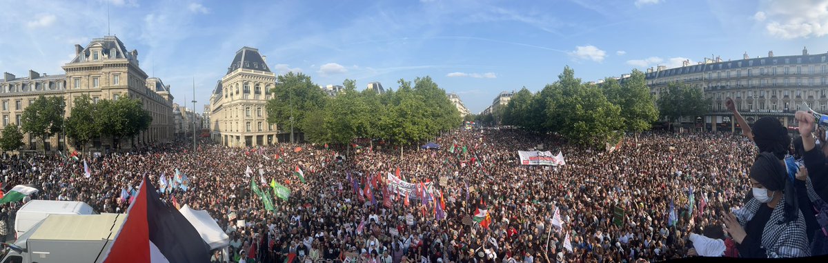 J’ai jamais vu ça ne aussi grosse manif.

Et je ne peux même pas tout prendre en photo avec mon panorama