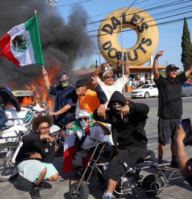 DiogenesCinico2's tweet photo. Estos no son #Migrantes en Los Ángeles:

Son terroristas, bad hombres como los llamo #DonaldTrump los cuales son gente de @PartidoMorenaMx 

Se les ordenó hacer desmanes por @Claudiashein y buscar un pretexto de victimización

Los verdaderos migrantes trabajan y son pacíficos. https://t.co/oD8I9YJSt3