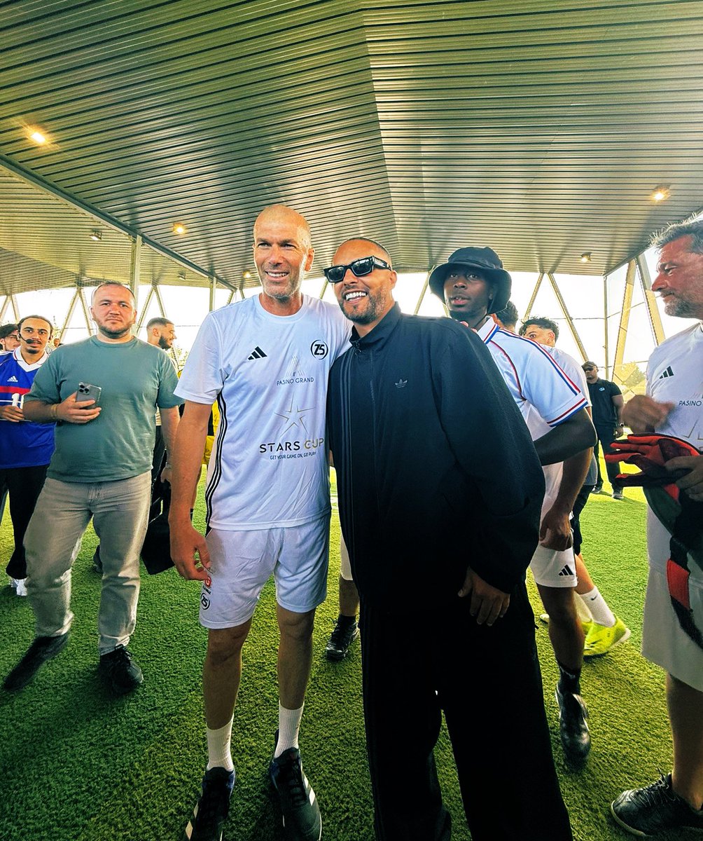 Y a-t-il des champions qui peuvent éliminer les gens qui se cachent derrière moi ?