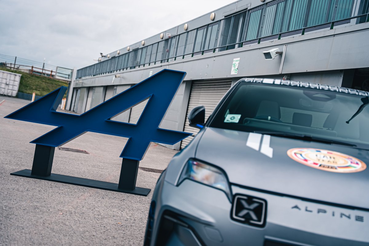 CarzoneIE's tweet image. Alpine has officially launched in Ireland and they invited us out to Mondello Park to check out the Alpine A290 on Irish roads and to experience the A110 S on track.
Definitely helped us get over those Monday Blues.💙
#Alpine #A110 #A290