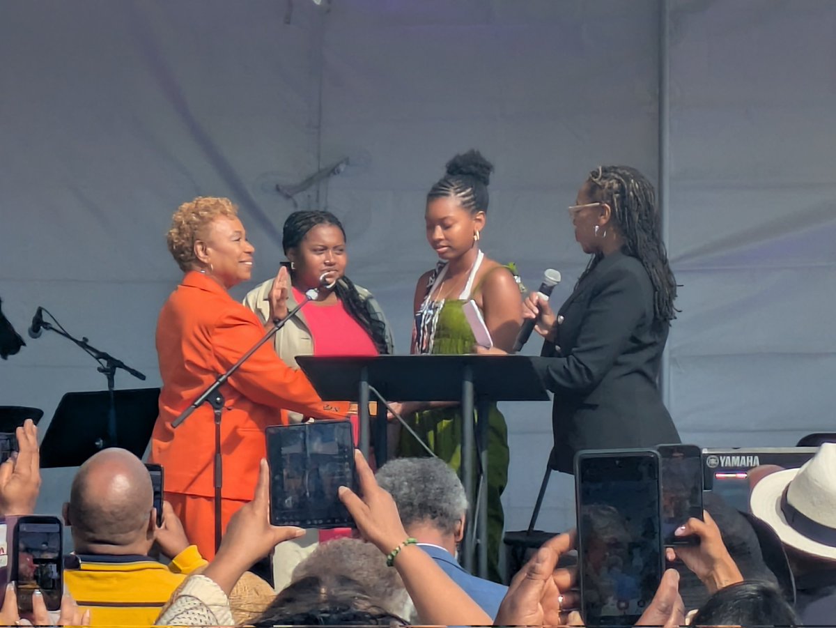 IrishinArabia's tweet photo. Delighted to attend the inauguration of Oakland Mayor @BarbaraLee_CA. From the lion dance to the Danza Azteca, Sunday was a celebration of the rich tapestry of culture that makes Oakland  a special place to be. Wishing Mayor Lee every success leading the East Bay's largest city https://t.co/2R9nK6vcRu