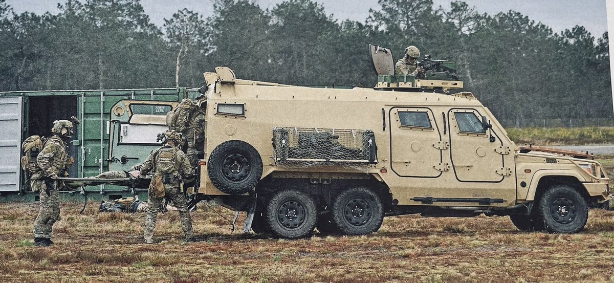 ForceSpecialeFr's tweet image. Lors du SOFINS 2025, les #ForcesSpécialesFrançaises Terre ont présenté le VOS-MED, un nouveau véhicule d&apos;opérations spéciales médical produit par la société Technamm destiné à évacuer et à stabiliser des blessés sur le champ de bataille 🇫🇷

#ArméeFrançaise