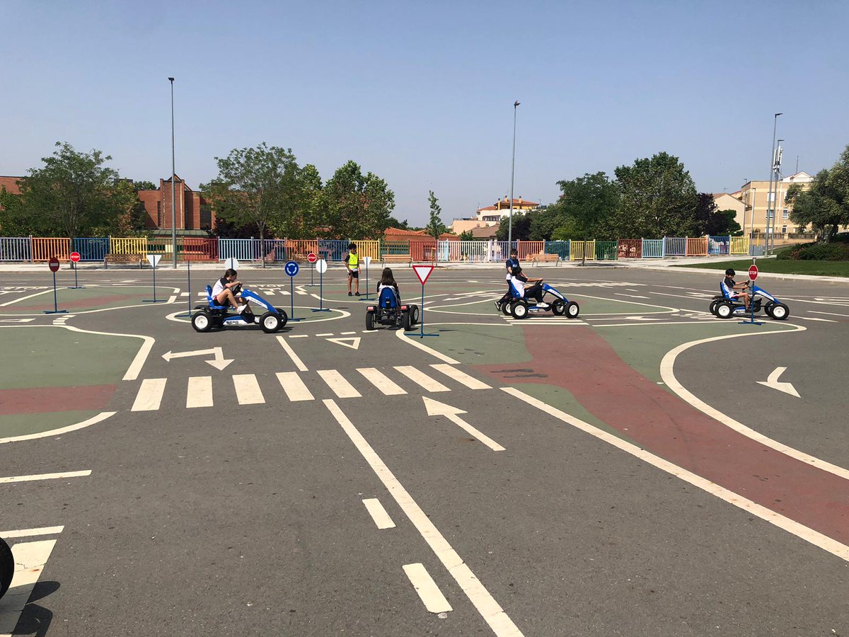 Los alumnos de 1º de ESO han acudido en bus urbano a Carbajosa a participar en una sesión práctica del curso de Educación Vial. Impartido por Gabriel Moreno, jefe de la Policía Local de dicha localidad y padre de alumnos de nuestro centro. Enhorabuena!!!!’ #trinitariossalamanca