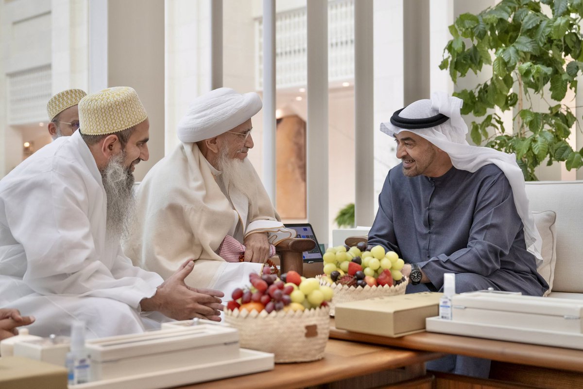 UAE President His Highness Sheikh Mohamed bin Zayed Al Nahyan today welcomed Sultan al Bohra Syedna Mufaddal Saifuddin at Qasr Al Shati in Abu Dhabi. 🇦🇪 
They exchanged Eid Al-Adha greetings and expressed their shared hope for peace, prosperity and wellbeing for people across the