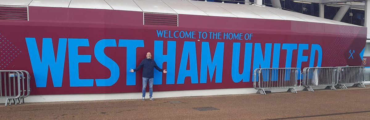 capetownhammers's tweet image. Cape Town Hammer on tour ๐ฟ๐ฆโ๏ธ๐ด๓ ง๓ ข๓ ฅ๓ ฎ๓ ง๓ ฟ Our very own "Cockney Geezer", Dicky Jones, enjoying his trip to London Stadium - topped off with London's finest Pie n Mash! ๐ฟ๐ฆโ๏ธ๐
๐ปโโ๏ธ #CapeTownHammers #WHUFC #COYI