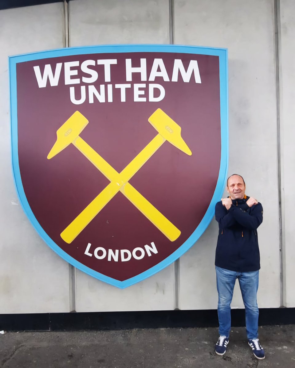 capetownhammers's tweet image. Cape Town Hammer on tour ๐ฟ๐ฆโ๏ธ๐ด๓ ง๓ ข๓ ฅ๓ ฎ๓ ง๓ ฟ Our very own "Cockney Geezer", Dicky Jones, enjoying his trip to London Stadium - topped off with London's finest Pie n Mash! ๐ฟ๐ฆโ๏ธ๐
๐ปโโ๏ธ #CapeTownHammers #WHUFC #COYI