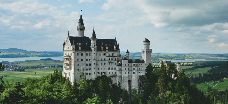 Hatchwise's tweet photo. When you picture a castle, you might imagine tall towers, and thick stone walls

But In the modern world of branding, you’ll also find castles popping up on logos for sports teams, universities, city councils, and even fast-food chains.

to read more go to https://t.co/PsEejYcTN4 https://t.co/Yv8gMY7PXD