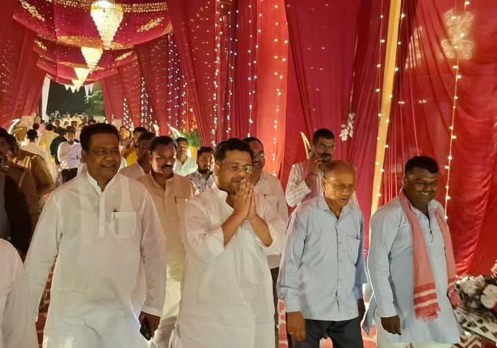 पूर्व मंत्री माननीय <a href="/yasarshah_SP/">Yasar Shah</a> जी आज गोंडा रॉयल पैराडाइज मैरिज हॉल 
भाई महेश नारायण तिवारी जी के बिटिया की शादी में शामिल हुए और गोंडा के अपने पुराने सभी साथियों से मुलाकात की <a href="/samajwadiparty/">Samajwadi Party</a> <a href="/mediacellsp/">Samajwadi Party Media Cell</a>