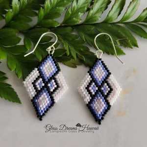 GlassHawaii's tweet image. glassdreamshawaii.etsy.com/listing/148529… Geometric Beaded Dangle Earrings #handbeaded #lightasafeather #diamondshape #giftideas