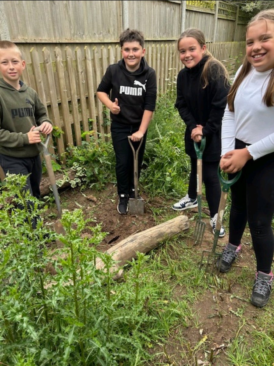 Seahorses_Class's tweet image. A fantastic time was had by all today at Forest School. Such creativity and teamwork on display this afternoon. Thank you to Ms Castle for the fire, biscuits and marshmallows @WillowsCE @cormorantsclass