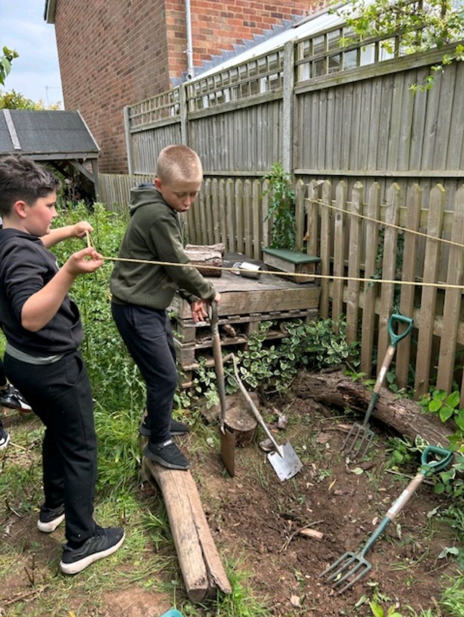 Seahorses_Class's tweet image. A fantastic time was had by all today at Forest School. Such creativity and teamwork on display this afternoon. Thank you to Ms Castle for the fire, biscuits and marshmallows @WillowsCE @cormorantsclass