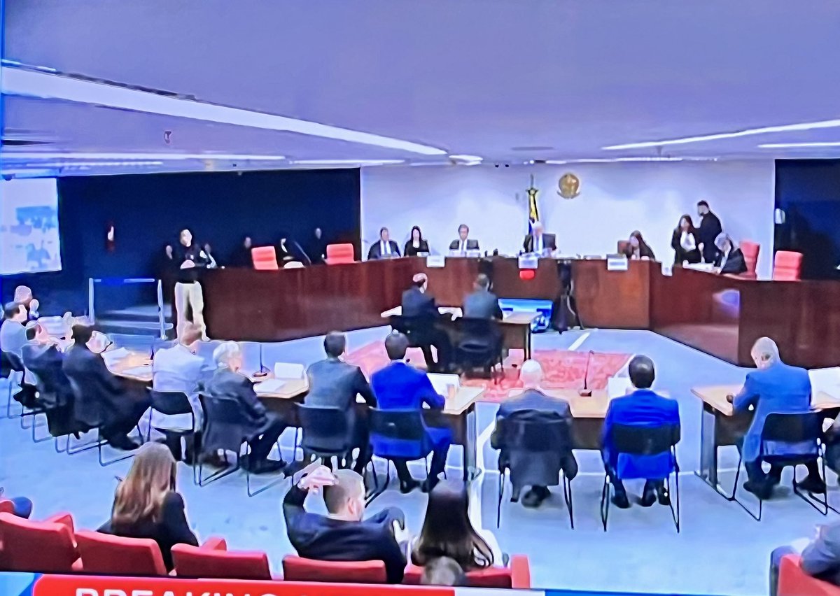 leonelbrizolarj's tweet photo. Bolsonaro sentado no banco dos réus por golpe de estado! 
STF, 9 Junho de 2025. https://t.co/PoUVsH3bbN