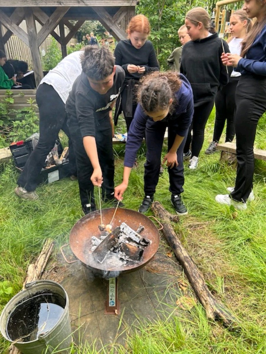 Seahorses_Class's tweet image. A fantastic time was had by all today at Forest School. Such creativity and teamwork on display this afternoon. Thank you to Ms Castle for the fire, biscuits and marshmallows @WillowsCE @cormorantsclass