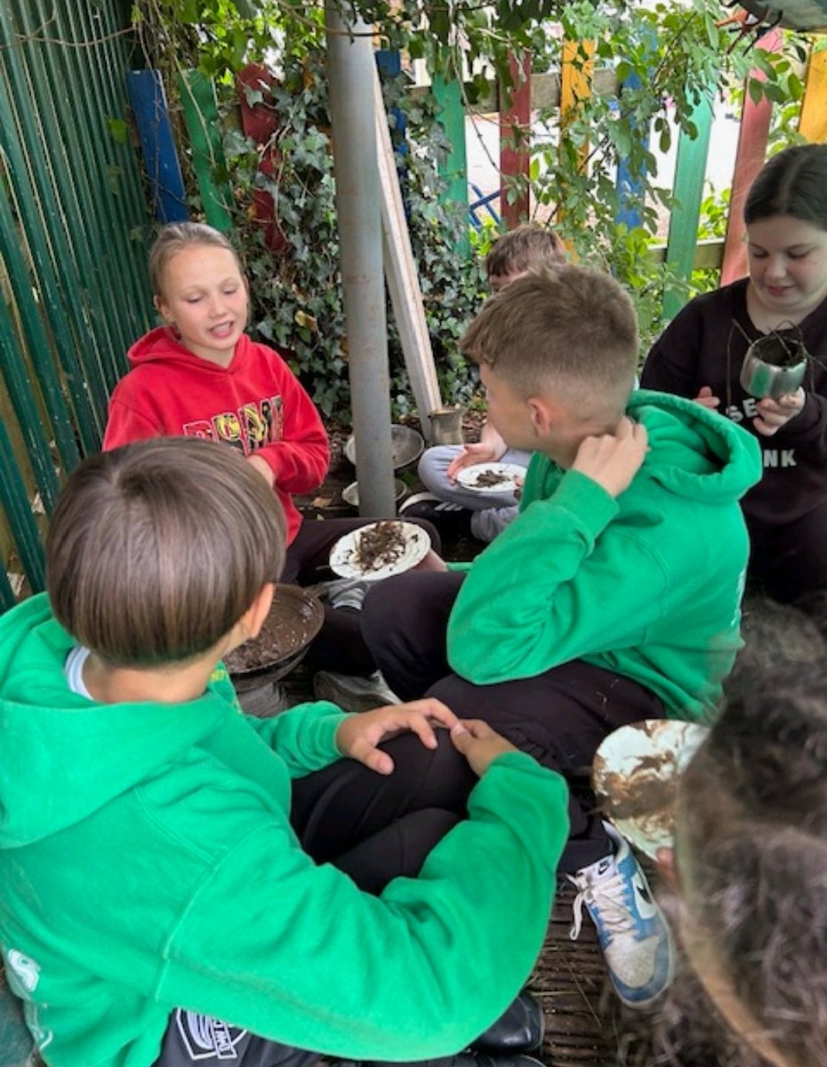 Seahorses_Class's tweet image. A fantastic time was had by all today at Forest School. Such creativity and teamwork on display this afternoon. Thank you to Ms Castle for the fire, biscuits and marshmallows @WillowsCE @cormorantsclass