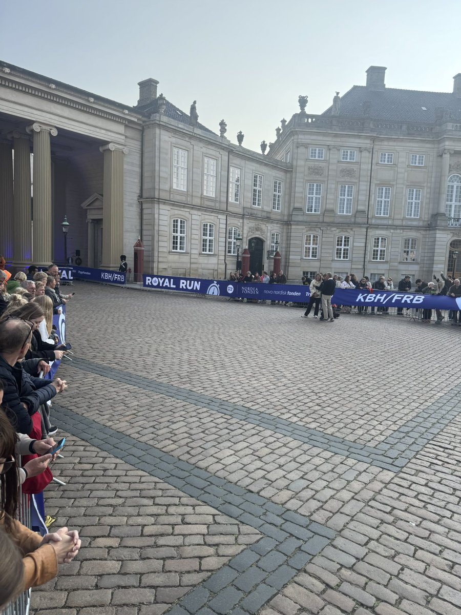 Lige nu på Amalienborg Slotsplads gjalder Vampire Weekends ‘This Life’ ud af højtalerne med teksten…

‘I've been cheating on, cheating on you’… 

Glædelig Royal Run.🏃 🏃🏃‍♀️🏃‍♂️