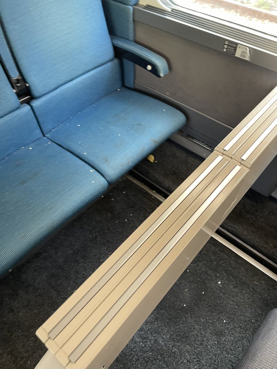 Rhums_F's tweet image. Hey @SNCFVoyageurs @GroupeSNCF @SNCFReseau, vous trouvez ça normal en montant dans le train ? TGV 8550 voiture 16.