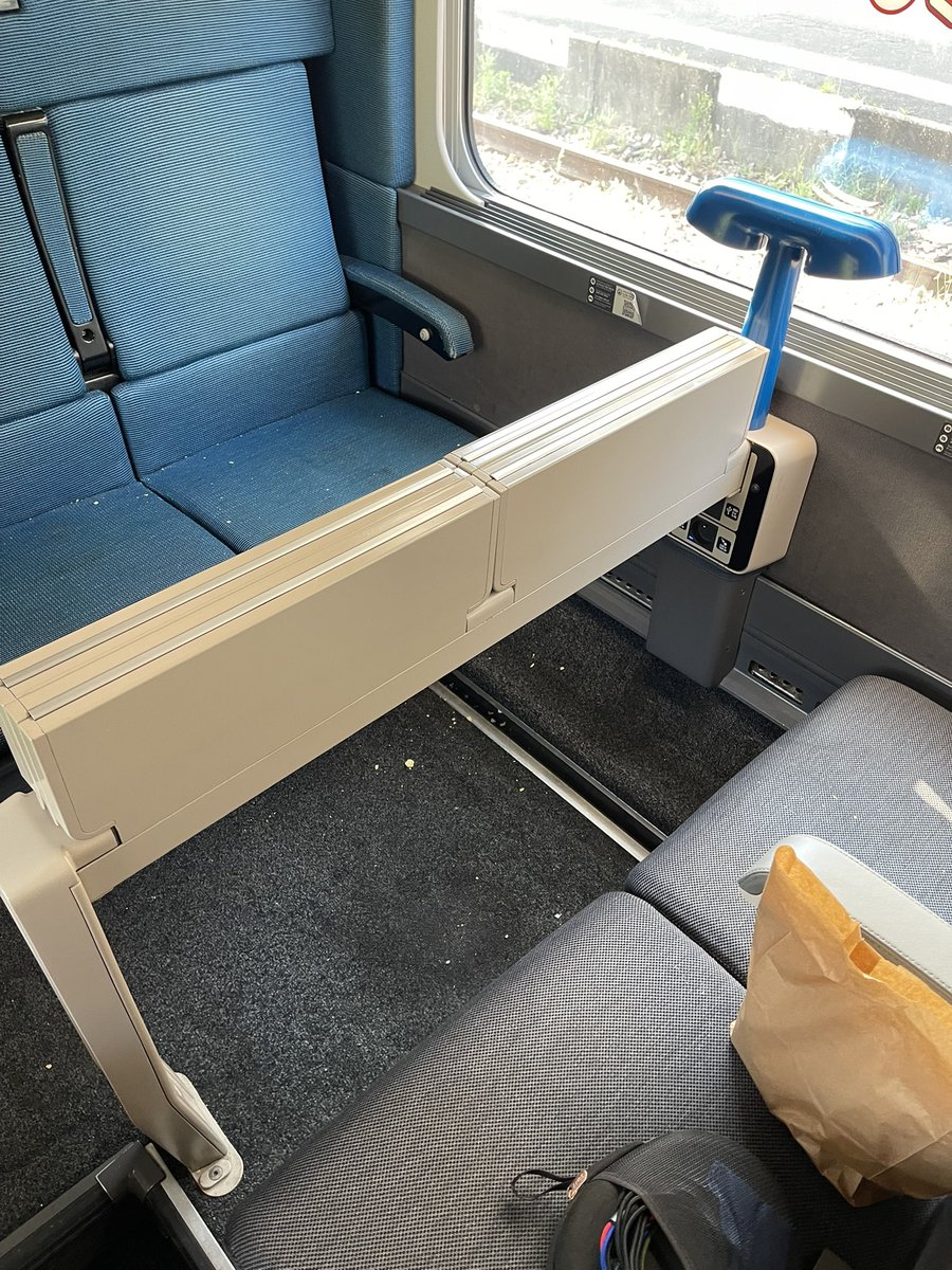 Rhums_F's tweet image. Hey @SNCFVoyageurs @GroupeSNCF @SNCFReseau, vous trouvez ça normal en montant dans le train ? TGV 8550 voiture 16.