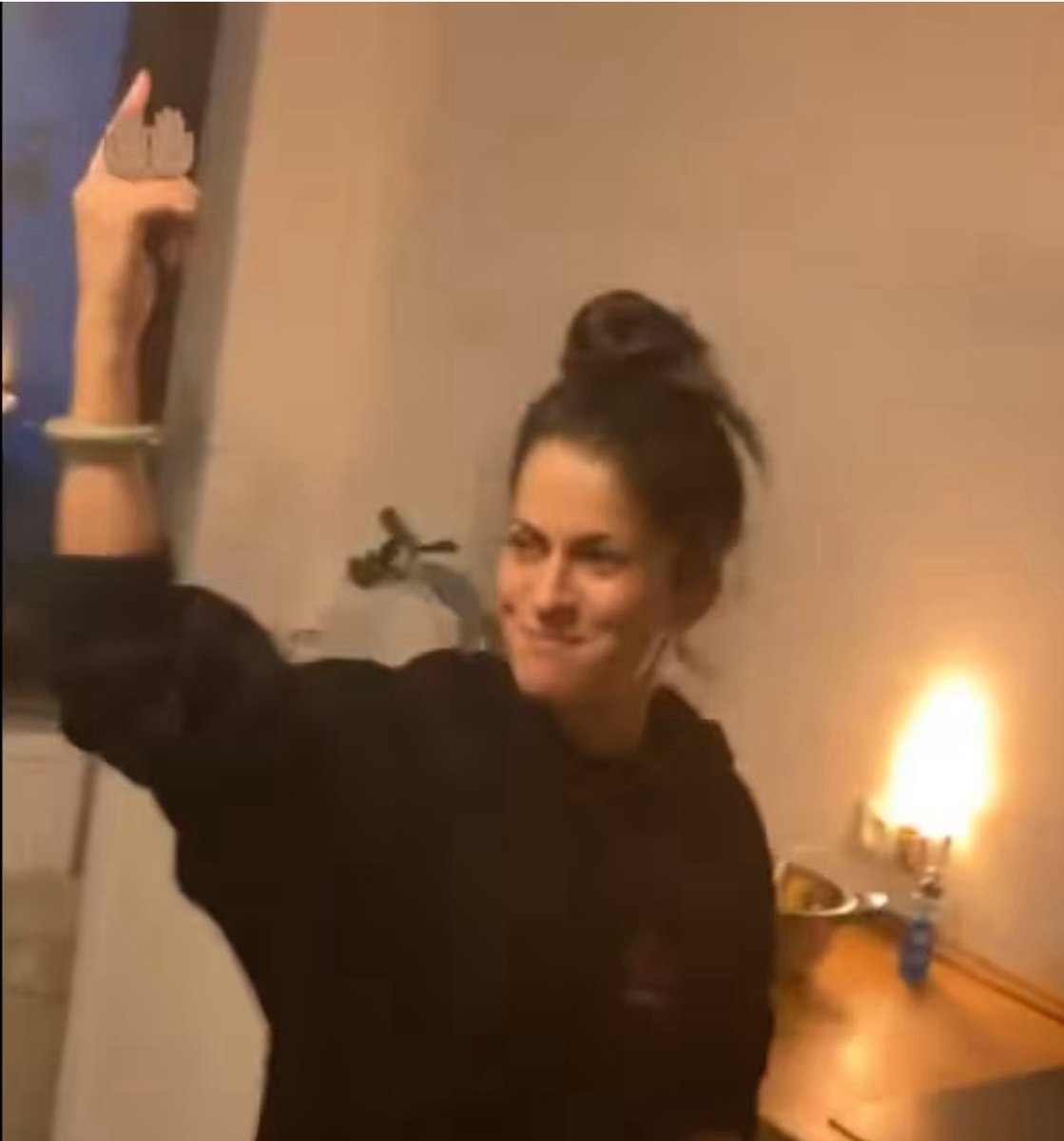 Das ist Yasemin Acar. Bekannt von jeder zweiten „Pali-Demo“ in Berlin. Sie machte unter anderem nach einem (der unzähligen) Raketenangriffe auf Israel einen Freudentanz auf Social Media. Sie ist kein Opfer. Sie ist Täter. Und für die setzen sich Linke und Neubauer nun ein, weil